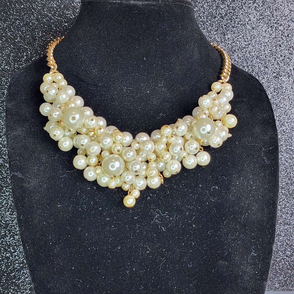 Elegant Gold and Cream Pearl Necklace